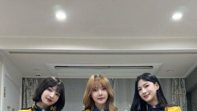 에이핑크 오하영-레드벨벳 조이-여자친구 예린, '96즈' 우정 과시… 29세에 서울공연예고 '교복 인증샷' 공개하며 