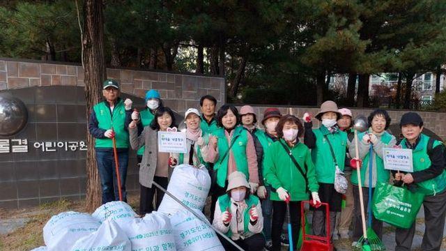 광명시 소하1동 새마을지도자협의회·부녀회, 낙엽 청소로 쾌적한 마을 만들기 앞장