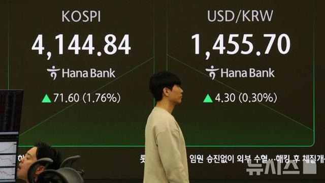 벌써 7조 팔아치운 외국인…저평가 LG그룹주 '눈독'