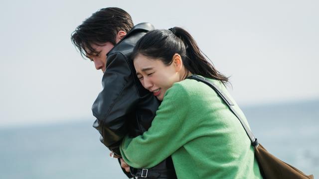 장기용·안은진, 첫 만남부터 와락…백허그로 시작된 로맨스