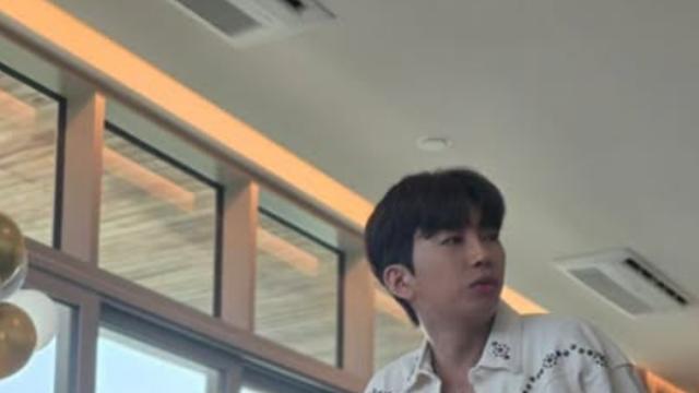 임영웅, 힙스터 변신…선글라스 쓴 ‘멋짐 폭발’ 근황 [AI 포토컷]