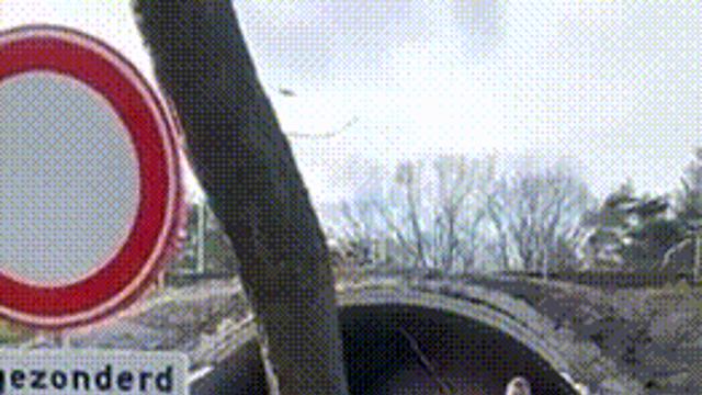 선 넘은 터널 속 폭죽 장난.