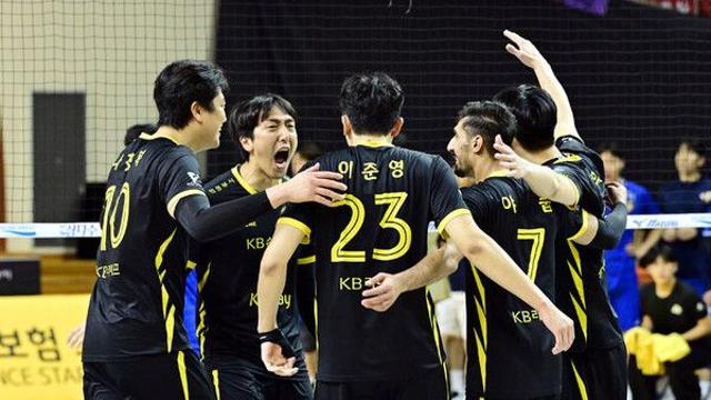 KB손보, 한전 3-1로 꺾고 선두 탈환…GS, 현대건설에 3-2 역전승(종합)