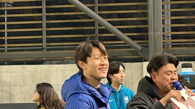 천안 NFC 첫 오픈 트레이닝 엔딩 장식한 ‘센추리클럽’ 이재성의 특급 팬 서비스 [홍명보호 현장]