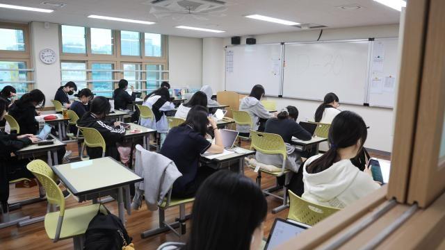 '황금돼지띠 세대' 수능 D-1…55만명 역대급 경쟁 예고