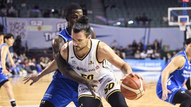 프로농구 LG, 삼성 추격 뿌리치고 2연승…10승 선착·단독 선두