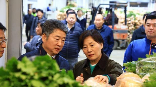 김장 앞두고 가락시장 찾은 송미령 