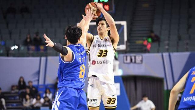 프로농구 LG, 삼성 꺾고 2연승…시즌 첫 10승·선두 질주