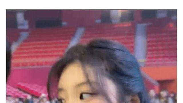 남스태프가 아이돌을 밀치자 욕하는 팬들