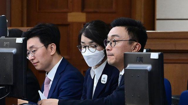 김건희법정 나온 샤넬가방·구두…만져본 재판부 