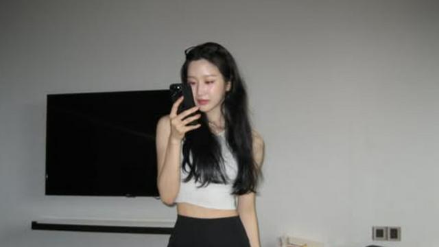 문가영 완벽 비율…크롭톱과 바이크 쇼츠로 뽐낸 건강미 [AI 포토컷]