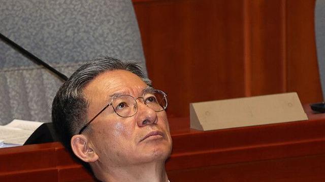 '檢 항소 포기' 법무장관 거취 공방…여 