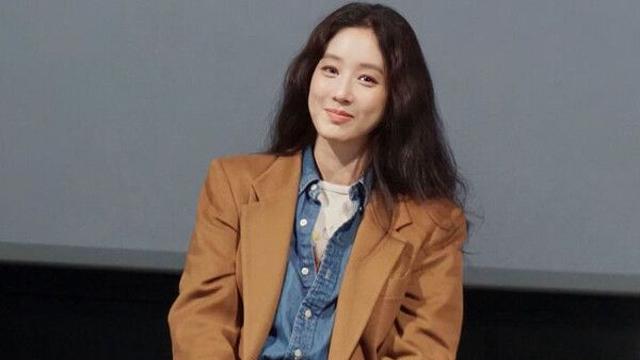 정려원 청청 패션 완벽 소화…팬 보고 활짝