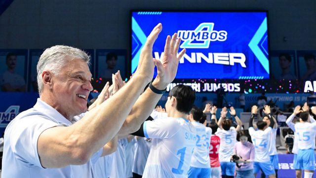 [SD 인천 인터뷰] “매 순간 쟁취하려는 모습 보기 좋아…이제는 지속성 챙겨야” 완승에 흐뭇한 헤난 대한항공 감독, 2라운드의 산뜻한 시작