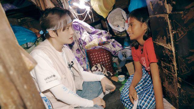 김재중, 필리핀 아이 손 꼭 잡았다 “다시 꼭 만나고 싶어”