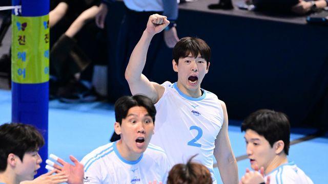 [SD 리뷰 in 인천] “우리 최고는 한선수” 러셀-정지석 골고루 빛낸 ‘특급 세터’ 한선수 활약…하루 만에 다시 선두 되찾은 대한항공, 2라운드 첫 경기서 삼성화재에 완승