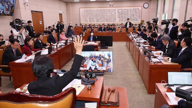 법사위, 檢특수활동비 40.5억 삭감…