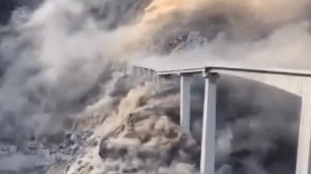 완공 10개월 만에 '와르르'…중국 신축 대교 붕괴(영상)