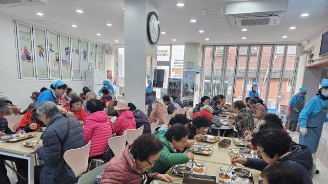 임영웅 닮은 팬들, 도시락으로 영웅 되다