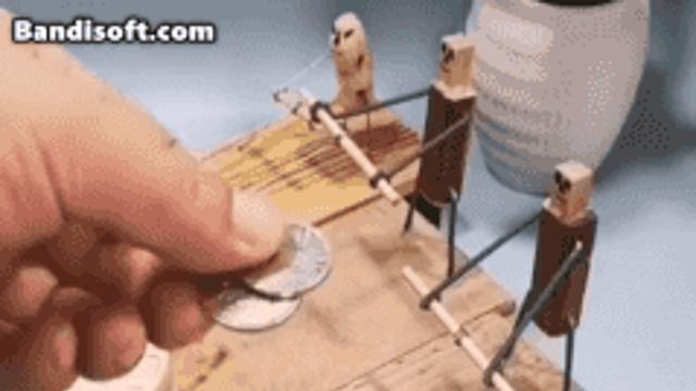 자본 주의 본질을 나타내는 인형.