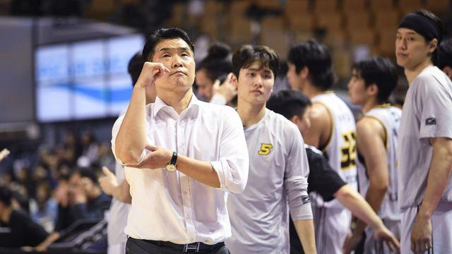 ‘10승 선착’ 조상현 감독 “자만하지 않고 더 높이 가야…힘든 일정 버티는 선수들에게 고마워” [IS 승장]