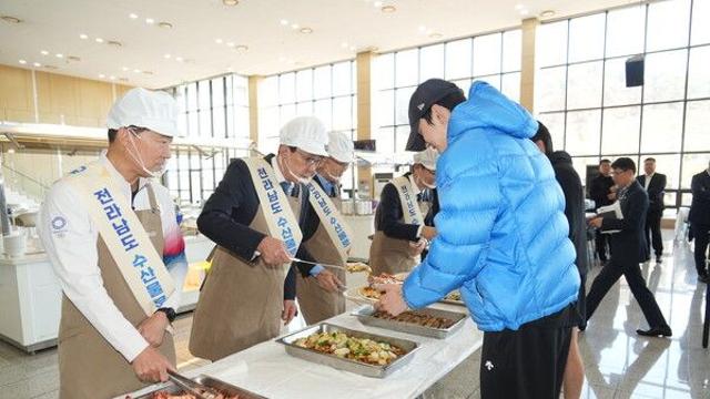 노동진 수협 회장, 동계올림픽 선수단에 보양 수산물 직접 배식