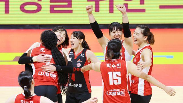 '조이 33점·시마무라 25점' 페퍼저축은행, 흥국생명 꺾고 2위 도약