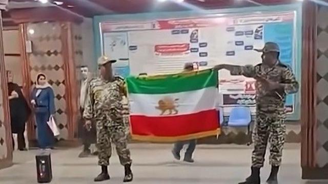 이란서 '옛 팔레비 왕정 국기' 펼친 남성 2명 체포