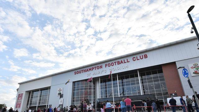 매진 경기 입장하려 관계자 행세한 영국 축구팬, 3년 출입정지