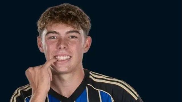 ‘체코 최고 미녀’ 어머니 따라 체코 대표 택한 부폰 아들, 해트트릭 작렬