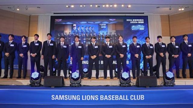 삼성, 2026 신인선수 입단식...갤럭스 Z폴드7 및 유니폼 액자 선물
