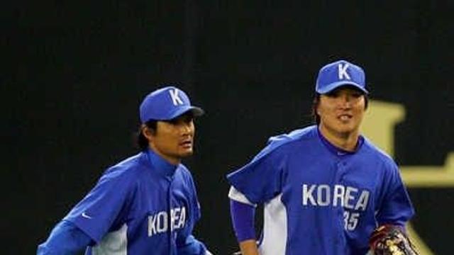 '국민 우익수' 이진영 코치, 대표팀에 '도쿄돔 다이빙 금지령'