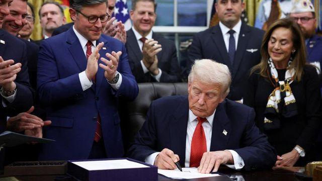 트럼프, 임시예산안 서명 … 미 역사상 최장 셧다운 종료