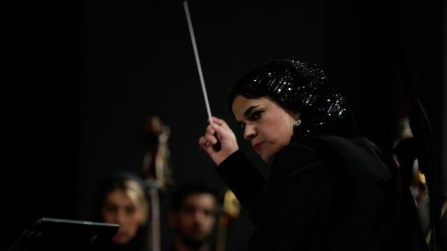 이란 테헤란심포니 첫 여성 지휘자…히잡 쓰고 무대에