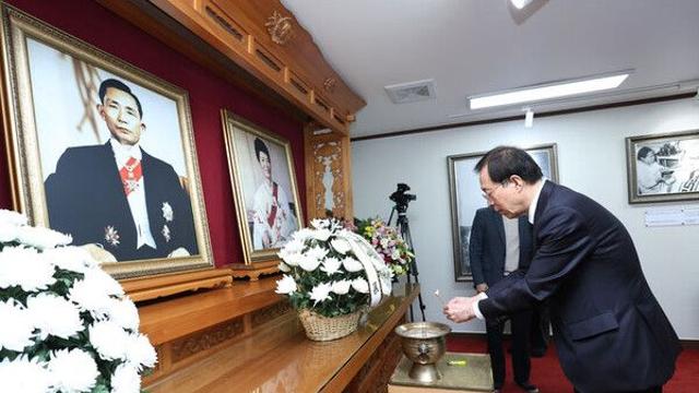 이석연 통합위원장, 박정희 생가 방문…