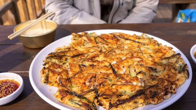 '오징어 대신 이것 조금만 넣으면..' 한국인의 소울푸드, 해물파전 훨씬 더 감칠맛 나게 만들 수 있는 식재료