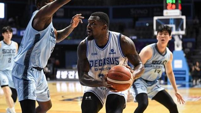 '엇갈린 희비' 가스공사 연승 마감 ...  '삼각편대 72득점' 소노, 시즌 첫 연승