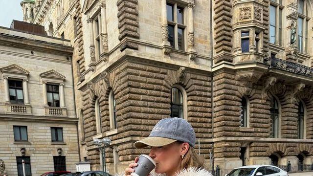 올겨울은 짧아야 예쁘다! 트렌드 장악한 ‘숏 퍼 자켓’ 스타일링