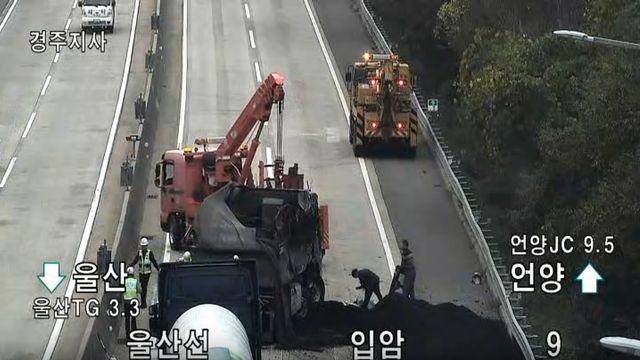 울산고속도로서 석탄 실은 화물차 전도…언양 방면 심한 정체