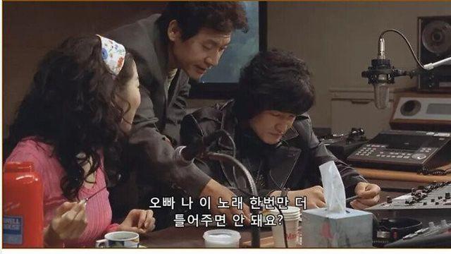 라디오 부스에 커피 배달 온 다방녀