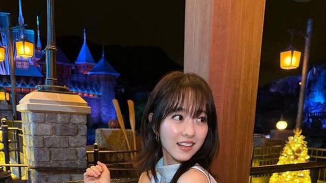 박보영 동안 미모 과시…인형 들고 활짝