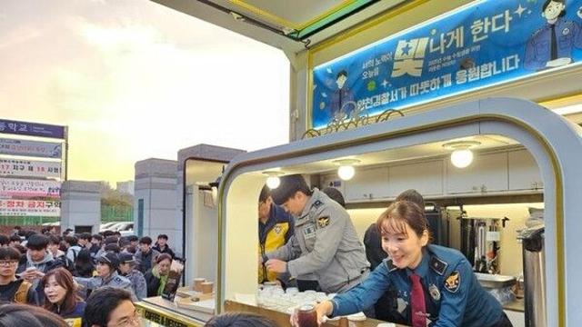 따뜻한 커피 건네고 선도도…서울경찰, 수험생 격려·보호 캠페인