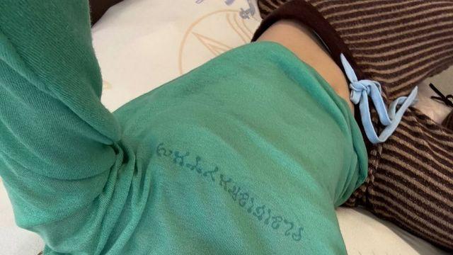 제니가 늘 입던 니트 대신 '이 스웨터'를 고른 이유