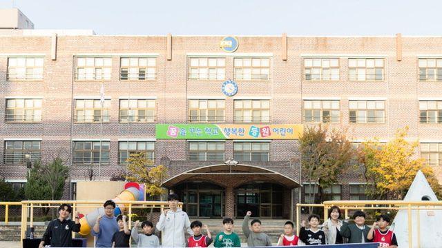 '운동장을 둘러싼 축구 열기’  서울 이랜드, 김하준과 함께 등원초에서 '스마일스쿨' 성료