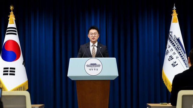 이 대통령 “가난한 사람 비싼 이자 강요받아...해결책 마련해라”