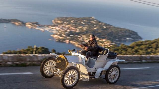 1900년 11월 22일, 현대 자동차의 기원 평가받는 ‘메르세데스 35hp’ 공개