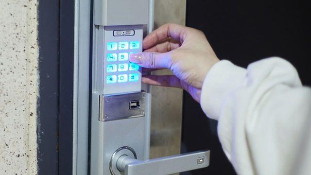 '지금 한번 대보세요, 아주 깜짝 놀랄 겁니다..' 의외로 현관 도어락과 연결될 수 있다는 일상생활 속 물건