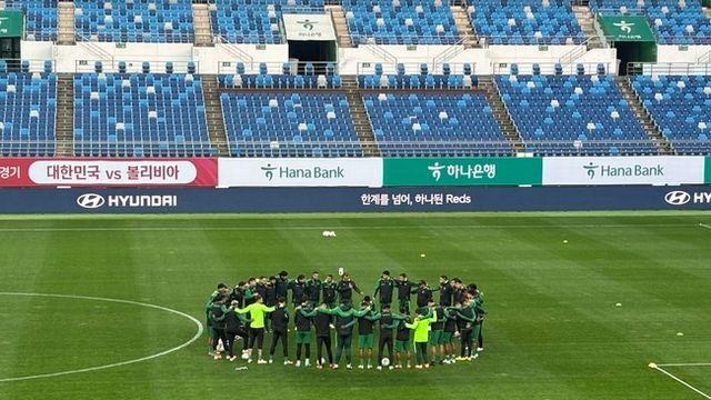 [IN VIEW] 훈련 전 기도, 둥글게 둥글게, 댄스까지...화기애애한 분위기 속 한국전 준비한 볼리비아