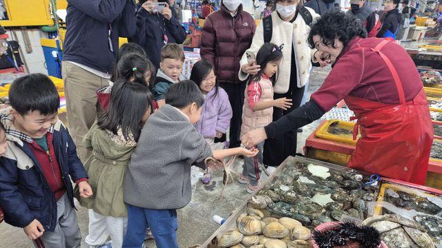 어린이 자갈치 마켓 탐험대, 전통시장 탐방·해양환경 교육 '인기'