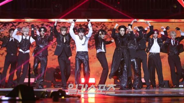 INI, 한국어 버전 ‘도미넌스’로 강렬한 퍼포먼스… 무대 장악 [2025 KGMA]